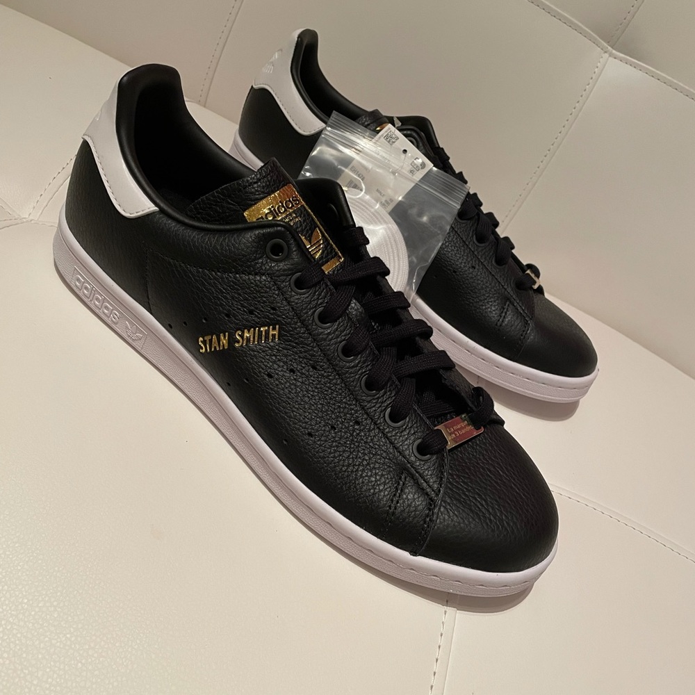 HOLIDAY PRICE DROP - ADIDAS STAN SMITH